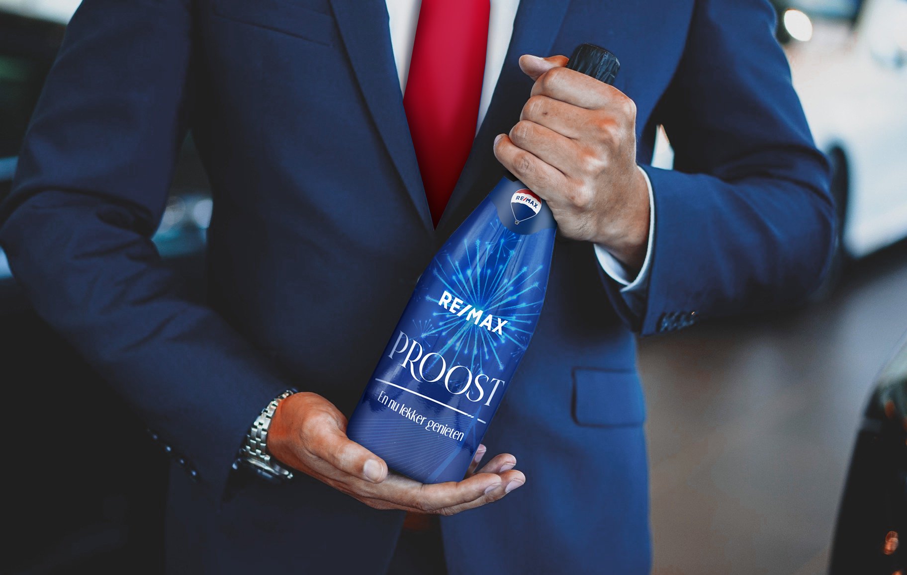 fles-in-hand-mockup-banderol Bedrukte fles als relatiegeschenk