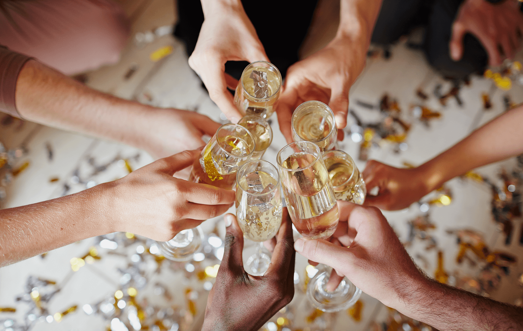 Jubileum-proosten-2 Uitschenken bedrukte flessen